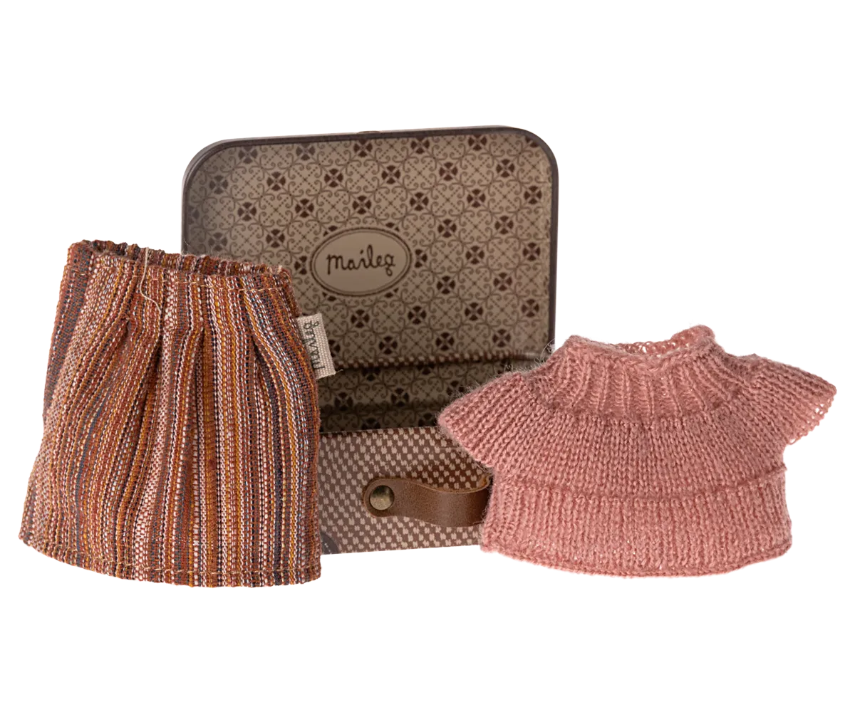 Maileg Miniature Mouse Knitted Blouse & Skirt in Suitcase – Grandma